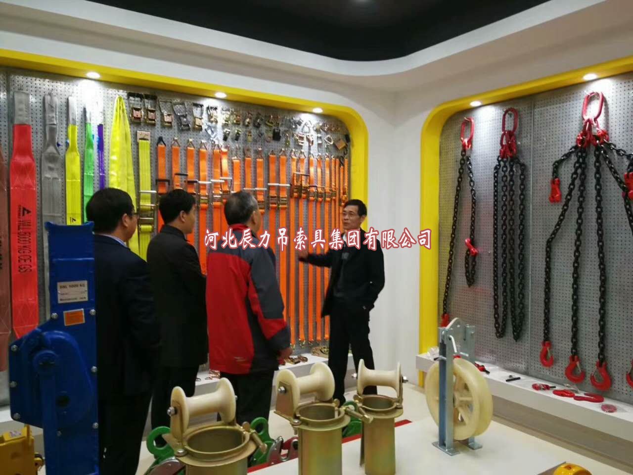 吊裝帶專業(yè)知識技師為領(lǐng)導(dǎo)們講述辰力吊裝帶規(guī)格型號和吊裝帶使用方法